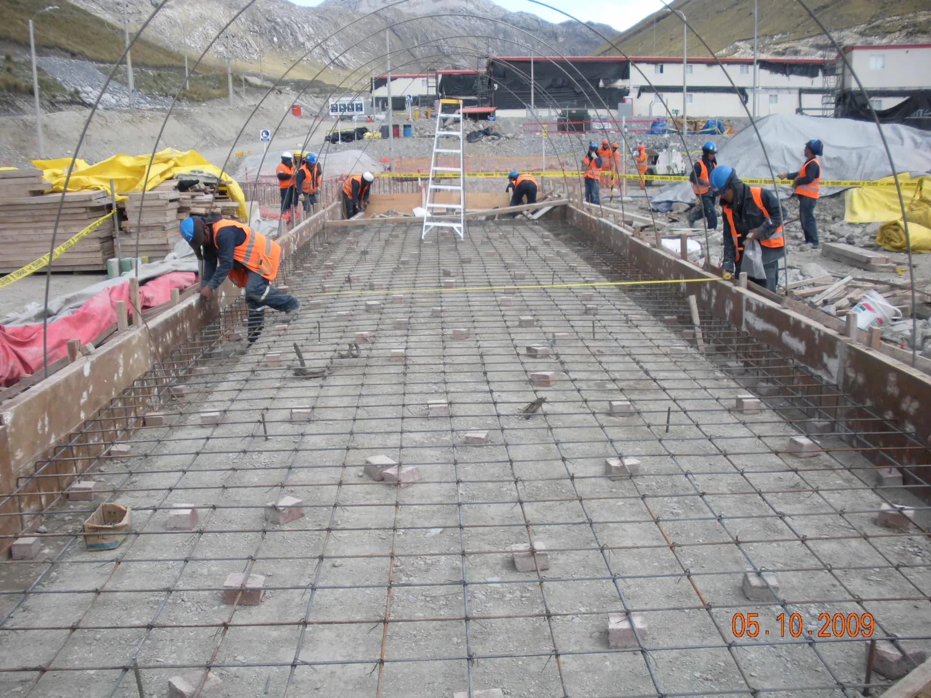 Construcción de pasillos interiores en el campamento Yanacancha de Antamina, con el campamento en uso