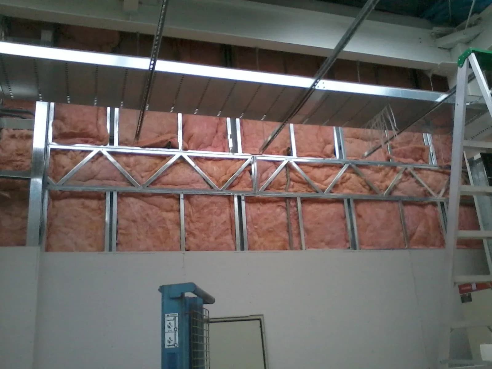 Tabiquería drywall instalada en el centro comercial Jockey Plaza