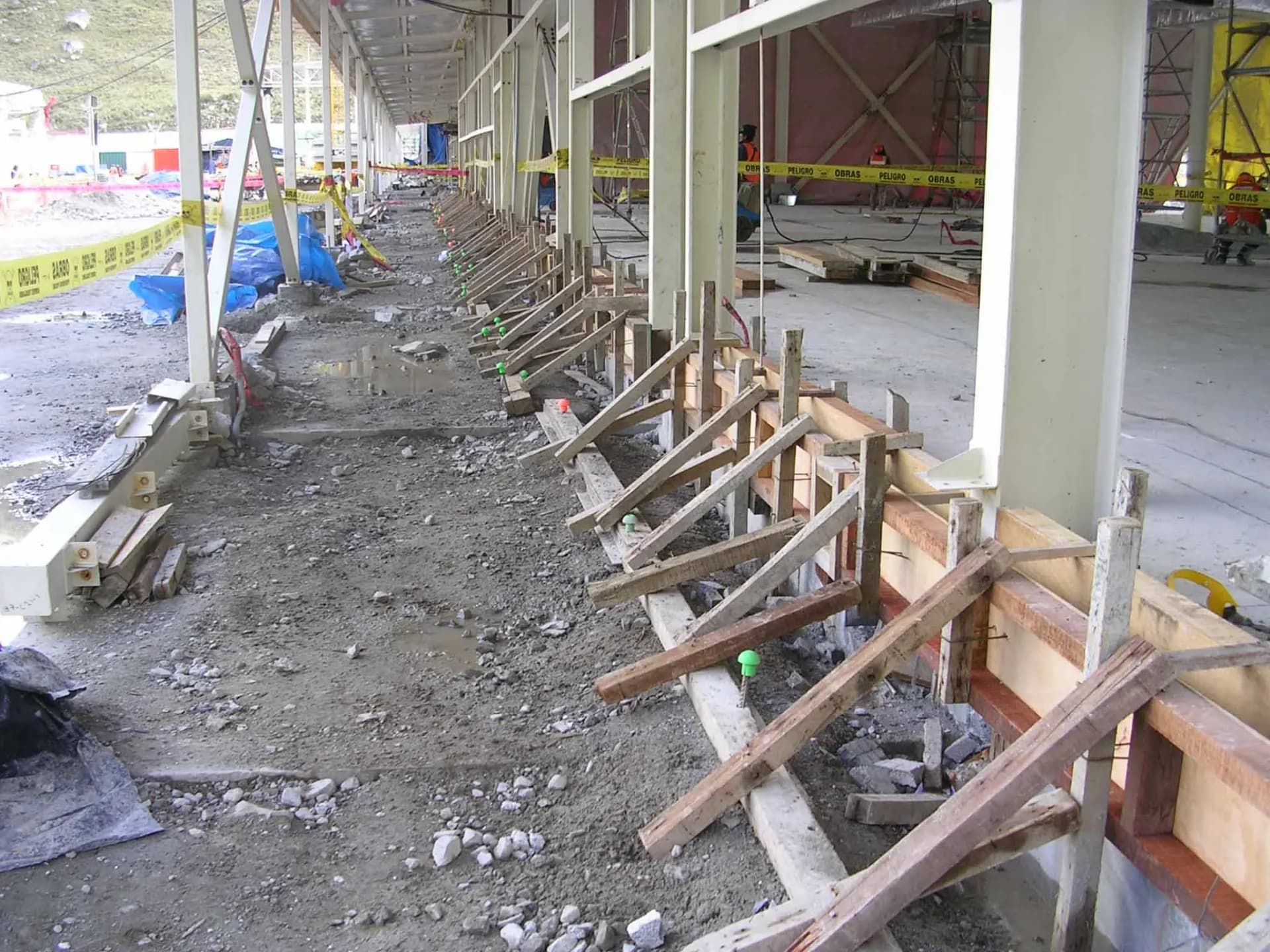 Construcción de sardineles en los bloques 6 y 7 del campamento Yanacancha