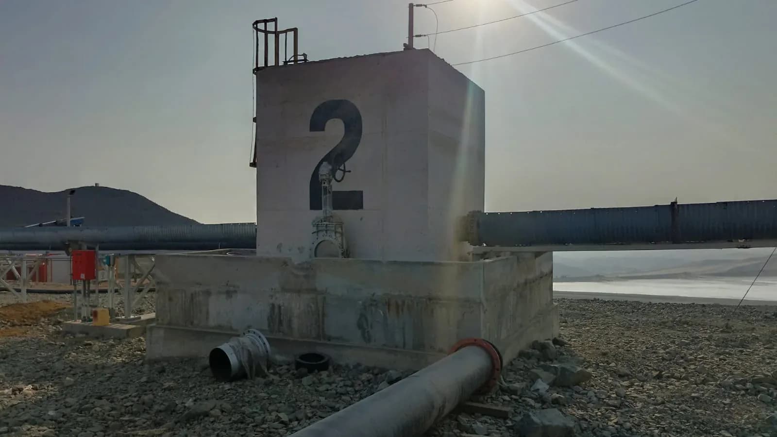 Tendido de tubería de la línea de relaves de Minera Condestable