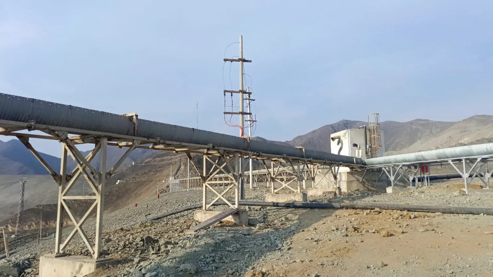 Instalación de tubería de relaves sobre estructuras de soporte